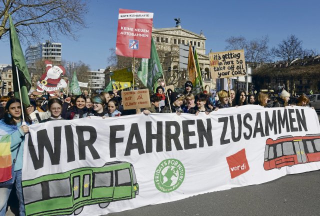 Schon beim letzten »Globalen Klimastreik« am 3. März demonstrierten Klimaaktivisten und Gewerkschafter gemeinsam, hier in Frankfurt am Main. Inzwischen gibt es bundesweit 40 Ortsgruppen.