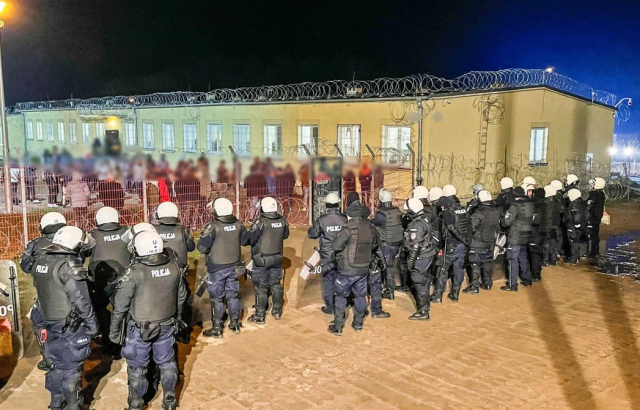 Polizeiliche Stürmung des Gefängislagers in Wędrzyn nach einem Protest im Februar 2022.