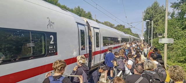 Ein ICE ist auf der Strecke von Hamburg nach Berlin liegengeblieben. Die Bahn ist anfällig für Störungen geworden.
