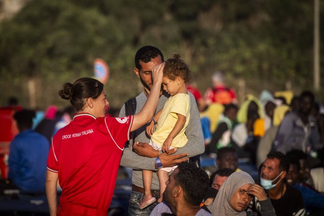 Italienische Behörden beginnen mit der Überführung von Migranten aus Lampedusa, nachdem innerhalb von zwei Tagen eine Rekordzahl von 6402 Schutzsuchenden angekommen war. Die Präfektur von Agrigent hat eine Fähre organisiert, die rund 700 Menschen von Lampedusa nach Porto Empedocle auf Sizilien bringt, während weitere 180 mit einem IOM-Flug überführt werden.