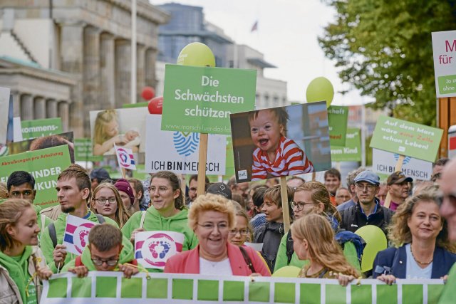 Letztes Jahr in Berlin: Die CDU-Politikerin Sylvia Pantel (Mitte) am Fronttransparent des »Marsch für das Leben«, rechts die Vorsitzende des Bundesverband Lebensrecht, Alexandra Linder.