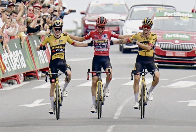 Pure Dominanz: Sepp Kuss wird von seinen Kapitänen Jonas Vingegaard (l.) und Primož Roglič bis auf das Vuelta-Podium flankiert.