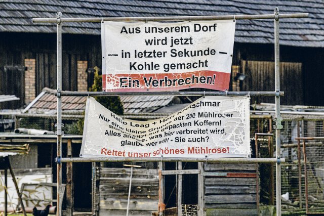 Der Tagebau Nochten bedroht nicht nur das Waldstück, dessen Enteignung die Leag fordert, sondern auch das Dorf Mühlrose, in dem gegen die Abbaggerung protestiert wird.