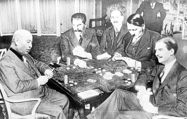 »Fake News«? Beim Pokerspiel vereint die Diktatoren Mussolini, Stalin und Hitler mit dem britischen Außenminister Anthony Eden (rechts) - ein Scherz einer US-Zeitung am 1. April 1935