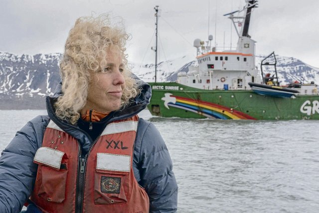 Ex-Chefin Jennifer Morgan vor dem Greenpeace Eisbrecher Arctic Sunrise, der auch bei der neuen Dokuserie auf einem großen Einsatz begleitet wird.