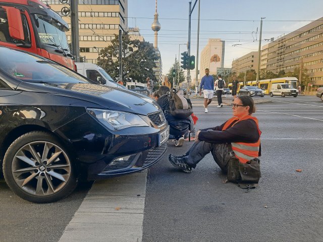 Bedrohliche Situation: Bei ihrer zweiten Straßenblockade mit der Letzten Generation kommt ein Auto der Aktivistin Julia Schönknecht gefährlich nahe.