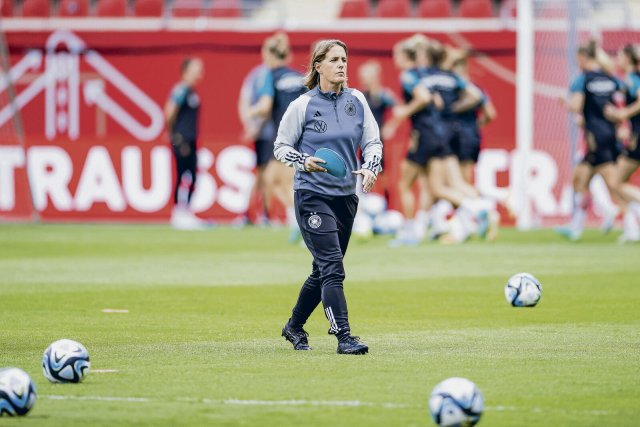 Die eigentliche Co-Trainerin Britta Carlson übernimmt in Abwesenheit ihrer Chefin nun die Leitung im DFB-Team.
