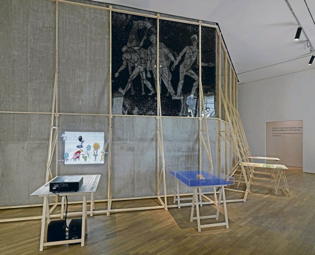 Leon Kahane bringt in seiner Installation ost- und westdeutsche Erinnerungskultur zusammen.