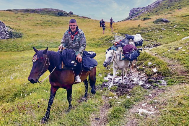 Begegnung auf 2000 Metern Höhe: Einheimische sind in den Bergen gerne zu Pferd unterwegs.