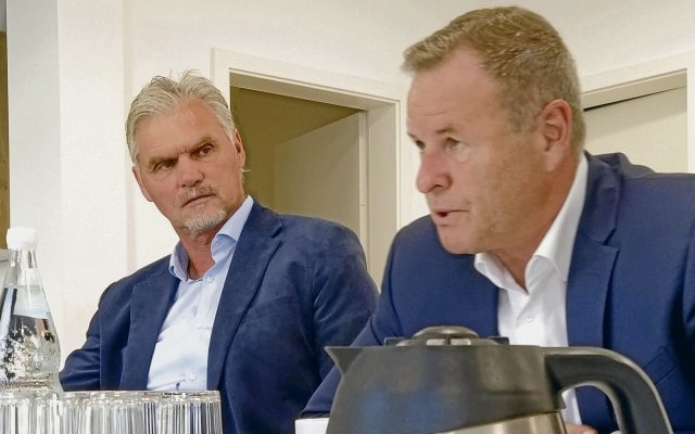 Christian Görke präsentiert Uwe Freimuth (l.) als Landtagskandidaten