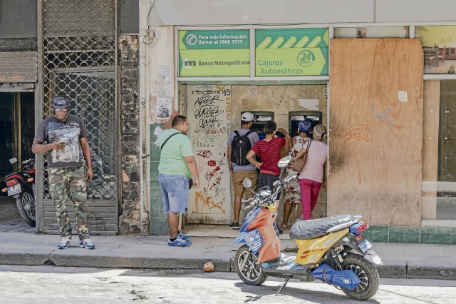 Auch an diesen Geldautomaten im Zentrum von Havanna lassen sich wegen der neuen Maßnahmen der kubanischen Zentralbank keine größeren Beträge mehr abheben.