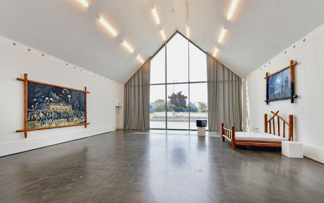 Zwischen »Twin Peaks« und Uwe Barschel: Ausstellungsansicht im Kunstraum Potsdam