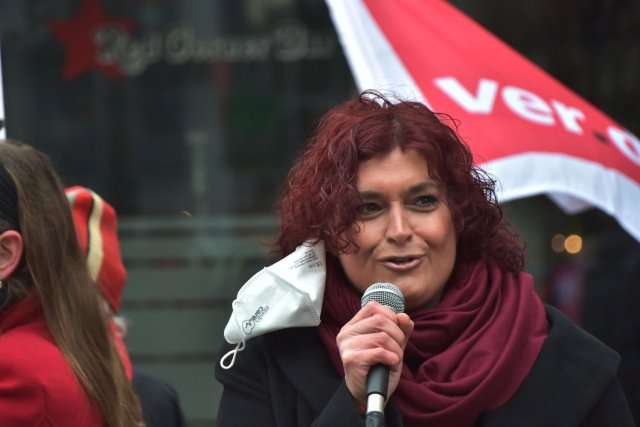 Banu Büyükavci auf einer Mahnwache für sie am 17. Dezember 2020 vor dem Nürnberger Gewerkschaftshaus