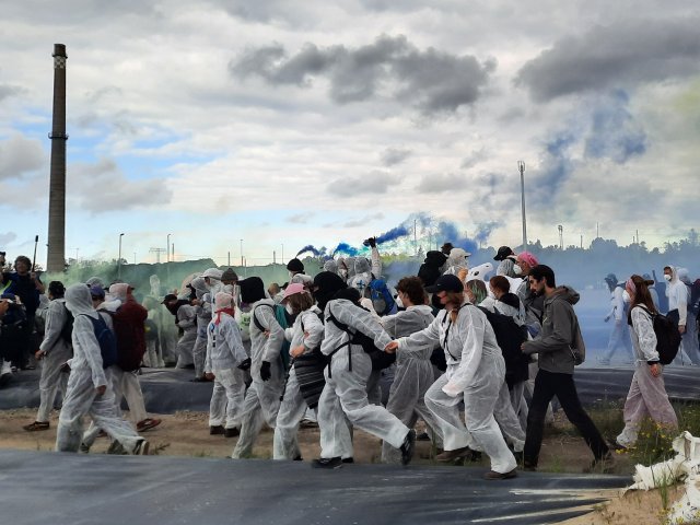Kurz vorm Ziel: Aktivist*innen von Ende Gelände dringen in den Hafen von Mukran auf Rügen ein, in dem Gasrohre gelagert werden.