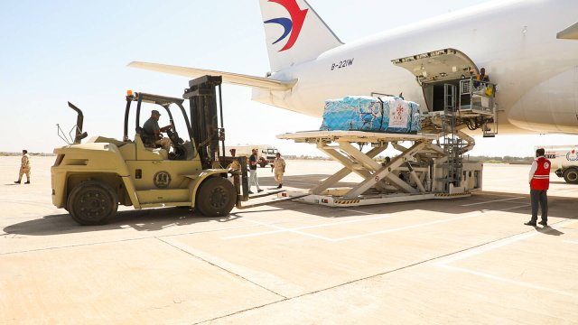 Auf einem Flughafen in der ostlibyschen Stadt Bengasi entladen Arbeiter dringend benötigte Hilfsgüter aus China für die Überlebenden der Flutkatastrophe.