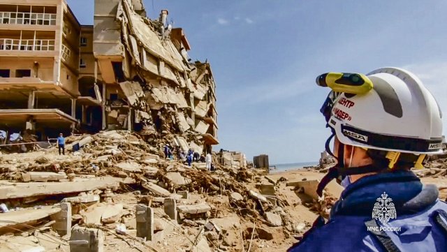 Rettungsteams des russischen Katastrophenschutzministeriums in der vom Hochwasser besonders betroffenen libyschen Stadt Darna