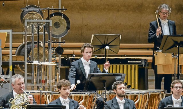 Keine leidenschaftslose Gehirnarbeit, sondern ein durchlebtes Kunstwerk mit einer Aussage: Die Berliner Philharmoniker trommeln für Karl Amadeus Hartmann.