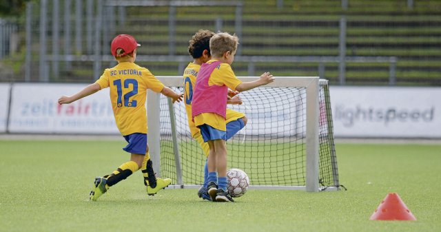 Weniger rumstehen, dafür mehr Bewegung und Ballberührungen: Die Reform des Kinderfußballs soll so mehr Talente hervorbringen.