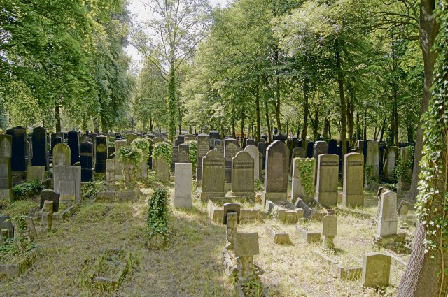 Wie das Nachbargrundstück des Adass-Jisroel-Friedhofs in Berlin-Weißensee zu nutzen sei, war zu DDR-Zeiten umstritten.
