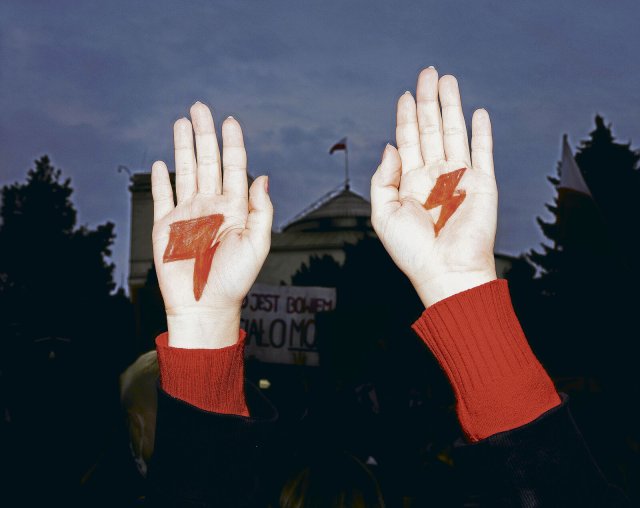 Der rote Blitz ist in Polen das Emblem der Protestbewegung Strajk Kobiet (Streik der Frauen) – ein feministisches Symbol.