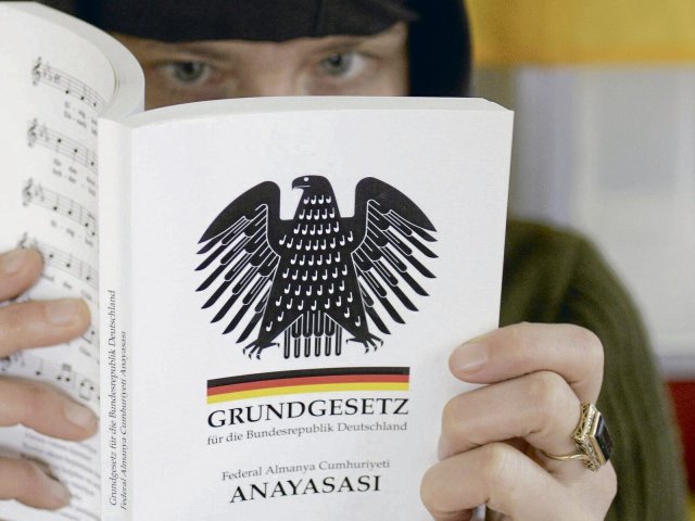 Das Grundgesetz auf Türkisch: Für Menschen ohne deutschen Pass beinhaltet es keine politischen Rechte.