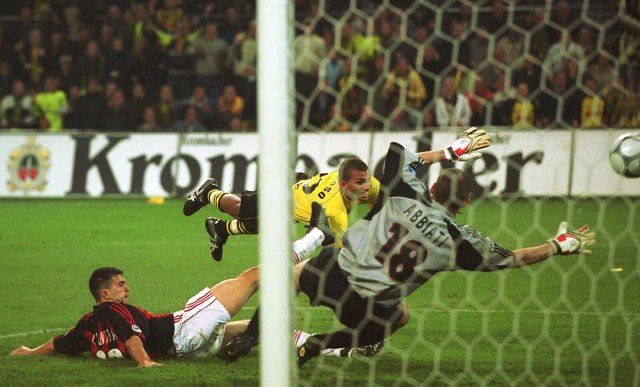 Drei Tore in dreißig Minuten gegen den AC Milan, eins davon sogar per Flugkopfball: Márcio Amoroso (h.) in dem größten Spiel seiner Karriere für den BVB.