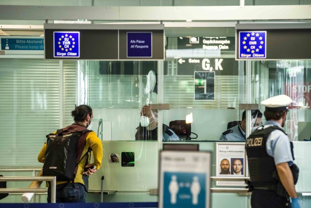 Um drohende Wartezeiten an EU-Flughäfen zu verkürzen, sollen sich Reisende zukünftig über eine App vorab registrieren.