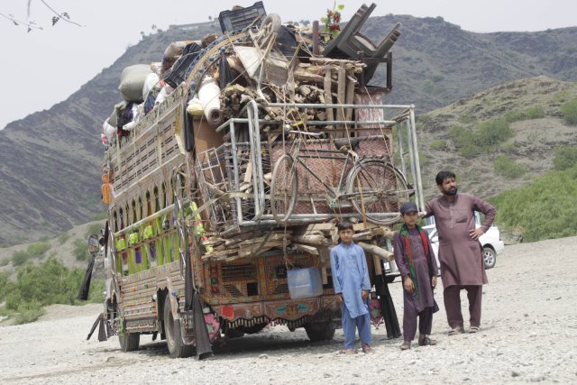 Afghanische Flüchtlinge, die in ihre Heimat zurückgekehrt sind, am Grenzübergang Torkham zwischen Pakistan und Afghanistan in der afghanischen Provinz Nangarhar