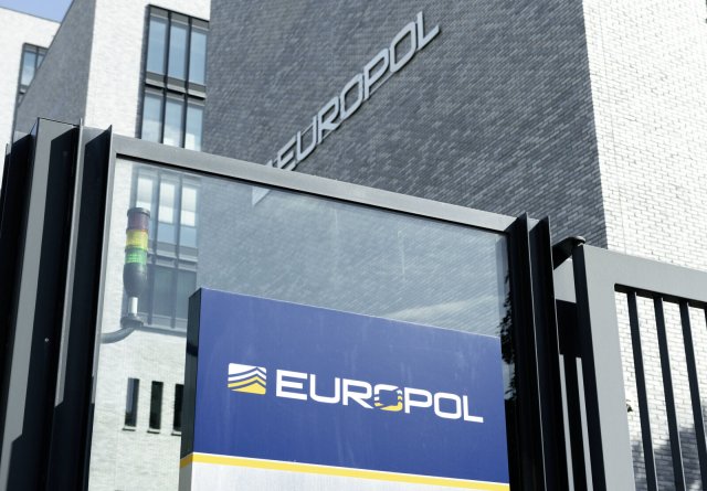 Hochrangige Mitarbeiter der EU-Polizeiagentur in Den Haag arbeiten inzwischen für Lobbyorganisationen, die eine anlasslose Überwachung aller Mobiltelefone fordern.