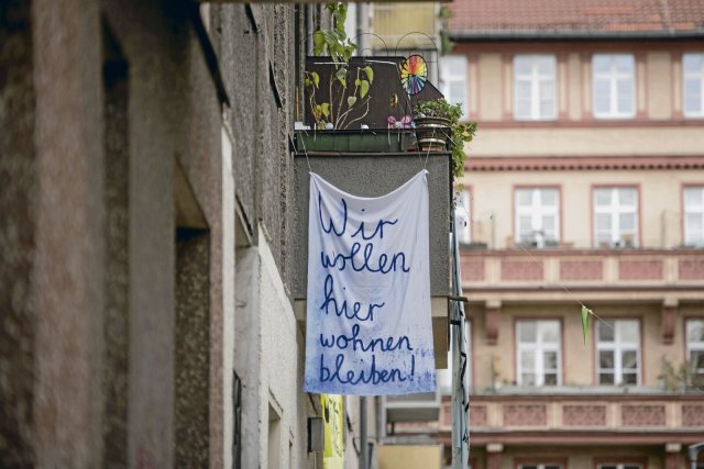 Nur noch wenig Hoffnung: Mieter einer Heimstaden-Wohnung am Wildenbruchplatz in Neukölln protestieren gegen Mieterhöhungen.