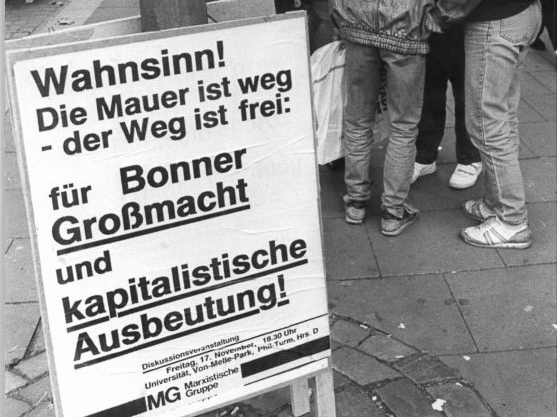 November 1989: Nicht ohne Bedenken wird in der BRD die neue Reiseregelung der DDR aufgenommen. Auf der Hamburger Steinstraße wird zu einer Diskussion eingeladen, die den Bonner Großmachtanspruch und die kapitalistische Ausbeutung zum Inhalt hat.