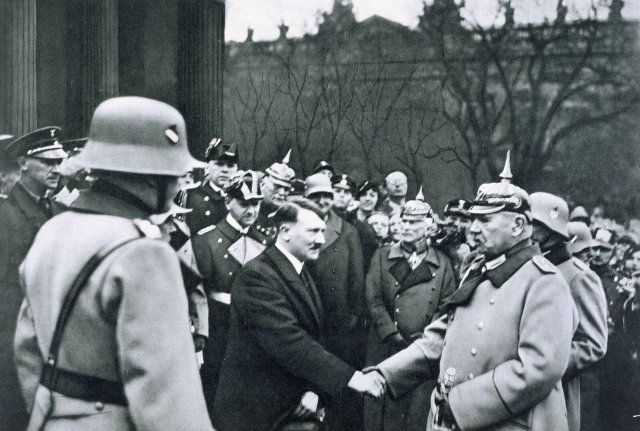 Hitler und sein Steigbügelhalter Paul von Hindenburg waren enge Vertraute: Handschlag bei einem Treffen des Ex-Reichspräsidenten mit dem »Führer« 1934