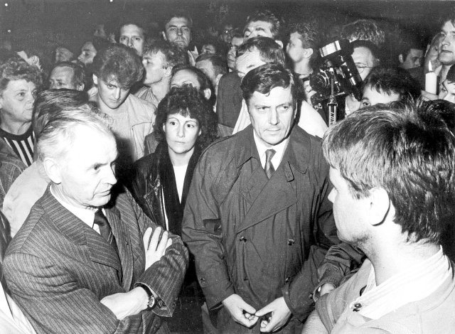 Hans Modrow (links), 1. Sekretär der SED-Bezirksleitung Dresden, und Wolfgang Berghofer (Mitte), Oberbürgermeister der Elbestadt, im Gespräch mit Demonstranten, Oktober 1989