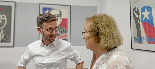 Im »Café Rosa«: Linke-Bundesgeschäftsführer Tobias Bank spricht mit seiner Genossin Annelies Rohloff.