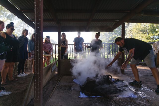 Traditionell kochten die Māori früher in Erdöfen, Hāngī genannt. In der Kohutapu Lodge können Besucher die Zubereitung kennen lernen.