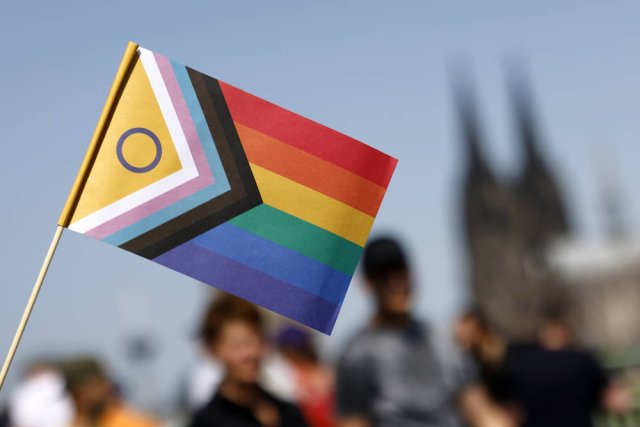 Eine solche Progress-Pride-Fahne soll zeitweise von der Polizei entwendet worden sein.