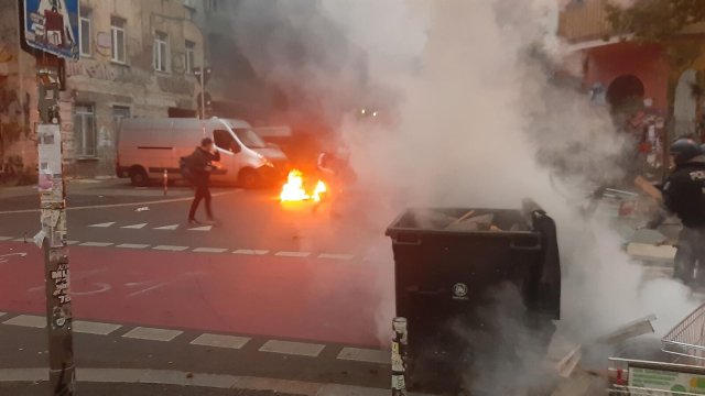 Aufgeheizte Stimmung: In der Rigaer Straße brannten am Montagabend Barrikaden.