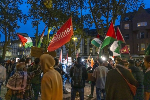 Auf dem Protest von rund 110 pro-palästinensische Aktivisten in Duisburg-Hochfeld war auch eine Fahne von Samidoun zu sehen. Der Antisemitismus-Beauftragte der Bundesregierung will dieses Netzwerk wie die Hisbollah verbieten lassen.