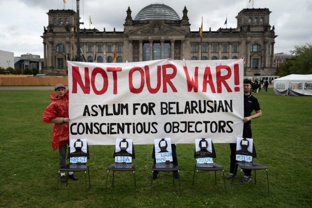 »Asyl für belarusissche Kriegsdienstverweigerer«, fordern Menschenrechtsaktivist*innen vor dem deutschen Bundestag.