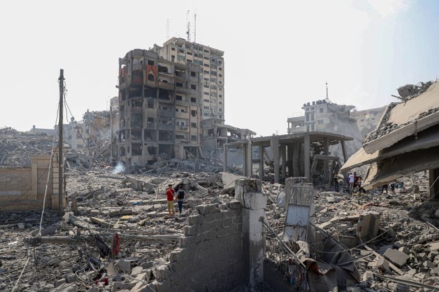 Menschen inspizieren zerstörte Gebäude nach einem israelischen Luftangriff in Gaza-Stadt am Montag.