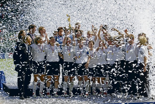 Umjubelte Premiere: Am 12. Oktober 2003 feierten die Frauen des DFB ihren ersten WM-Titel.
