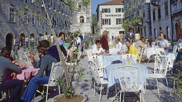 Das sogenannte nationale Erbe passt in keine Wohnung: Friedliches In-der-Sonne-Sitzen im montenegrinischen Kotor, um 1980, dem Jahr, in dem Tito starb