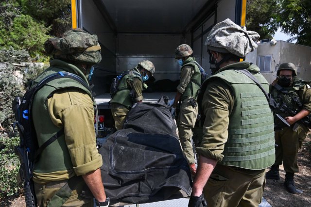 Israelische Soldaten tragen die Leichen von Menschen, die während des Konflikts in Kfar Aza, nahe der Grenze zwischen Israel und Gaza, im Süden Israels getötet wurden.