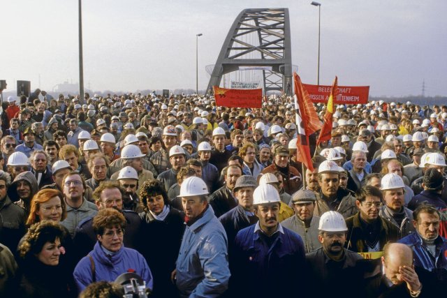 Demonstration gegen die Schließung des Krupp-Stahlwerks in Duisburg-Rheinhausen 1987: Zu dieser Zeit war die Vergesellschaftung schon vom Verhandlungstisch, auf dem stattdessen der Sozialplan bereitlag.