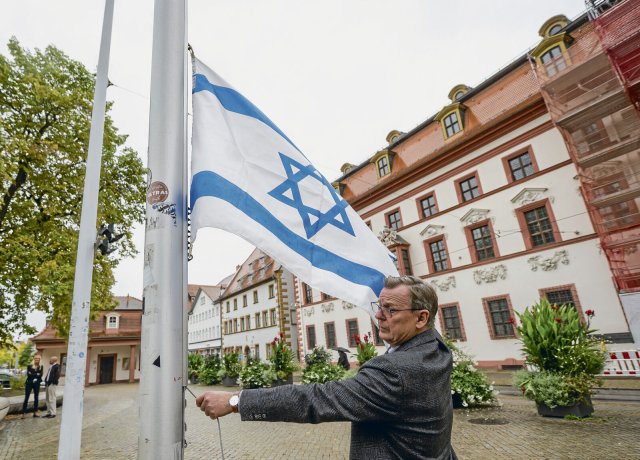 Thüringens Linke-Ministerpräsident Bodo Ramelow hisste am Montag persönlich eine israelische Flagge vor der Staatskanzlei in Erfurt.