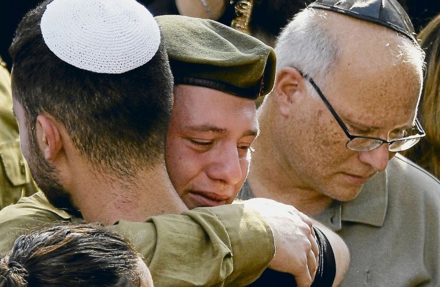 Trauer nach dem blutigen Massaker: Menschen bei einer Beerdigung von israelischen Soldaten, die bei dem Terrorangriff schwer bewaffneter Hamas-Kämpfer aus dem Gazastreifen getötet wurden