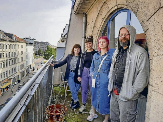Julia Scheurer, Sarah Neumann, Ekaterina Raykova und Stephen Sulimma (v.l.n.r.) auf dem Balkon der Kub mit Blick auf die Oranienstraße