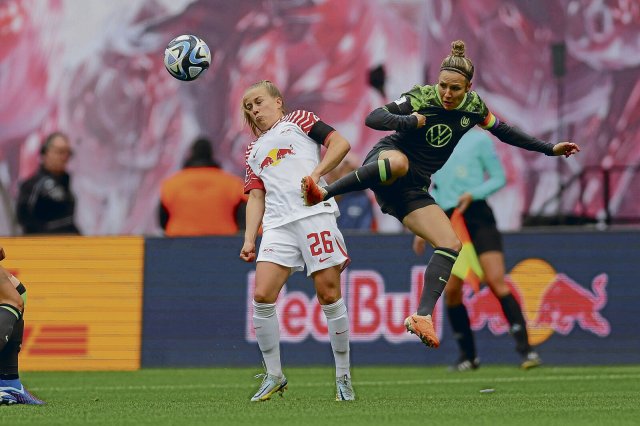 Mit viel Mühe setzten sich die Wolfsburgerinnen um Kapitänin Svenja Huth (r.) gegen Leipzig mit Luca Maria Graf durch.