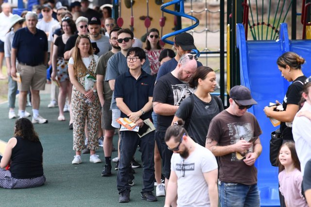 Wähler stehen in einer Schlange vor einem Wahllokal in West End im Zentrum von Brisbane.