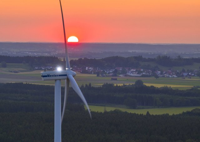 Stört die Idylle: Windräder müssen in Bayern besonders viel Abstand zu Wohngegenden halten. Daten darüber dürfen nicht veröffentlicht werden.